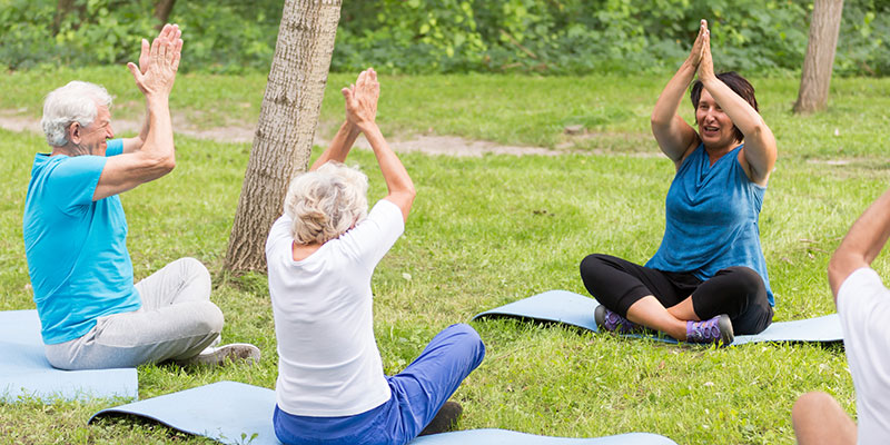 Joga dla seniorów – ćwiczenia, które poprawią zdrowie i samopoczucie!